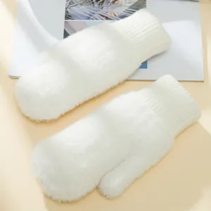 Guanti invernali bianchi soffici in peluche caldo polsini in maglia accoglienti vista dettagli