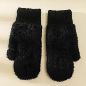 Vista ravvicinata di guanti invernali neri soffici con morbida texture in peluche e polsini.