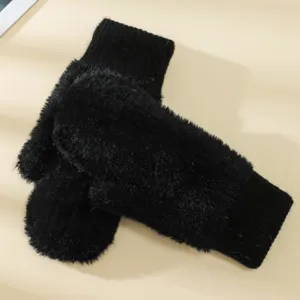 Guanti invernali caldi in peluche dettaglio, guanti neri morbidi e spessi per il freddo.