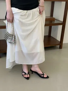 Französische Vintage-Pantoletten mit spitzem Schuh und Riemchen-Kitten-Heel-Sandalen.