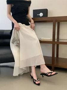 Detailansicht eleganter schwarzer Stiletto Pantoletten mit stilvoller Metallperlen.