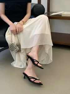 Französische Retro Pantoletten mit spitzen Kappe und Kitten Heel sowie edlem Metalldekor.