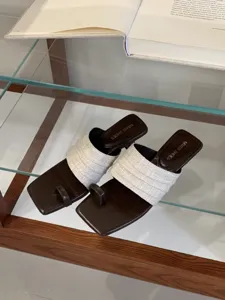 Primer plano de mules de punta cuadrada con tira tejida para verano con estilo.
