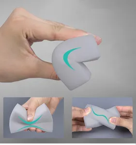 Vista detallada de la esponja mágica nano gris que muestra alta flexibilidad y limpieza.