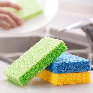 Detail mehrfarbiger Küchenreinigungsschwämme, hochsaugfähig und langlebig für den Alltag.