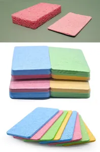 Detailaufnahme des komprimierten Holzzelluloseschwamms mit Textur und schönen Farben.