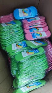 Vue détaillée d'éponge de lavage de voiture montrant des blocs colorés compressés en stock.
