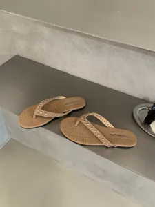 Platte Franse geweven teenslipper sandalen voor dames met gouden klinknagels in zomer.