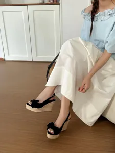 Eleganti sandali con zeppa neri con fiocco e plateau in corda intrecciata per l'estate.