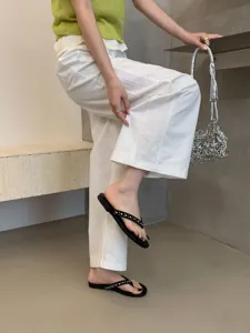 Chique platte teenslipper voor dames voor de zomer, minimalistisch design met studs.