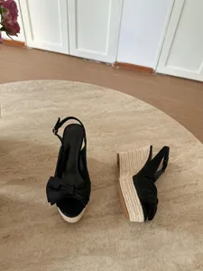 Sandali con zeppa espadrillas neri con fiocco elegante per la stagione estiva casual.