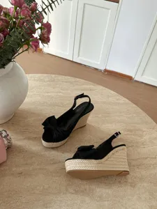 Dettaglio del sandale espadrillas con zeppa nera suola in corda intrecciata e bel fiocco.