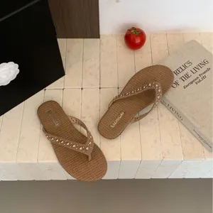 Platte dames teenslipper sandalen met chique gouden studs, stijlvolle zomernschoenen voor buiten.