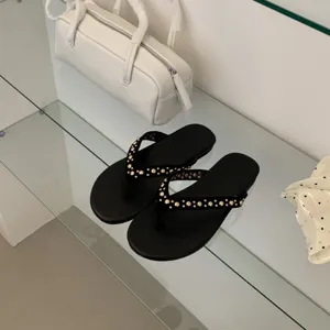 Stijlvolle platte teenslipper sandalen voor dames met gouden studs, perfect voor de zomer.