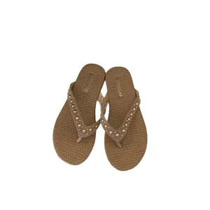 Platte Franse stijl teenslippers voor dames, stijlvolle zomer sandalen met chique stud details.