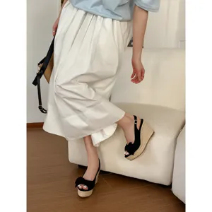 Sandali con zeppa casual da donna con suola platform in corda e design aperto per la stagione estiva.