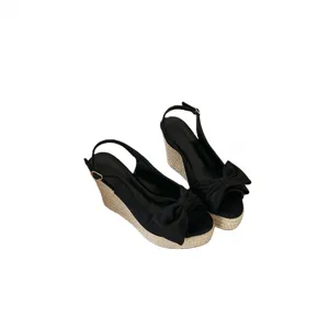 Eleganti sandali con zeppa nera in corda con un grazioso fiocco per uso quotidiano.