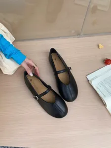 Detailansicht klassischer schwarzer Retro Mary Jane Halbschuhe mit Riemen und runder Form.