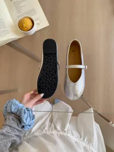 Silberne Mary Jane flache Schuhe für Damen, Retro runder Zeh Vintage Design, elegante Slipper.