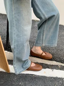 Retro braune Damen Mary Jane Halbschuhe, flaches Design mit Riemchen, klassischer Look.