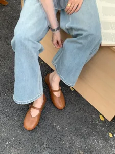 Detailansicht brauner Retro Mary Jane Schuhe mit runder Kappe im Vintage Streetstyle Look.