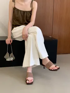 Sandalias elegantes de punta cuadrada y tacón kitten con tira de dedo para verano.