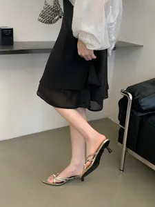 Französische Vintage Metallic Riemchen Kitten Heel Pantoletten elegante spitz zulaufende Sandalen