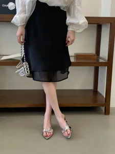 Silberne spitz zulaufende Pantoletten Damen dünner niedriger Absatz elegante französische Slingbacks