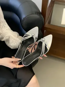 Französische Vintage-Sandalen mit spitzer Kappe und Metall-Schnalle flache Mules