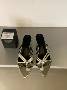Elegante Metallic-Gold Pantoletten mit spitzer Kappe, schickem Riemendesign und Perle.