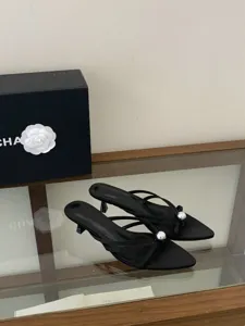 Französische Retro-Pumps mit spitzer Kappe, Metallkugel, flacher Absatz, Mules.