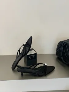 Französische Retro-Pumps mit spitzer Kugeldekoration, elegante schwarze Satin-Mules.