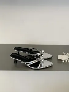Detailansicht silberne metallische spitze Kitten-Heel-Pantoletten mit Metallring.