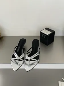 Französische Retro spitze silberne Pantoletten Detail, stilvolle Metallkugel Riemen Schuhe.