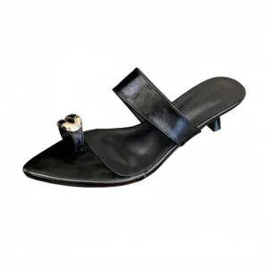 Sandali retrò francesi con punta affusolata, anello in metallo, slingback e mules con tacco