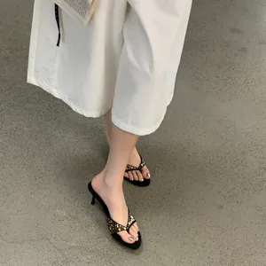 Sandalias de tacón de aguja de ante con tachuelas doradas retro para mujeres elegantes y chic.