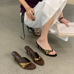 Sandalias tanga tacón de aguja ante tachuelas retro mujer zapatos altos versátiles.