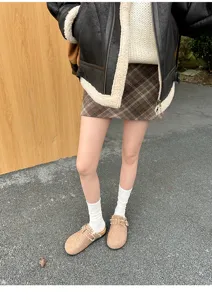 Detailansicht gefütterter Winter-Clogs mit weißen Socken, gemütliche Herbst-Schuhwahl.