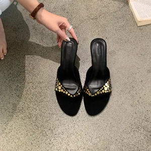 Elegantes sandalias de tacón alto en ante negro vintage con tachuelas doradas para mujer.