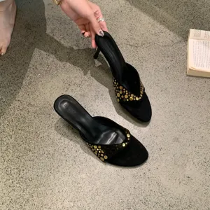 Sandalias de tacón de ante retro para mujer con tachuelas doradas elegantes y tacones altos.