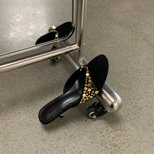 Sandalias de tacón alto en ante negro con tachuelas doradas, zapatos de estilo retro elegante.
