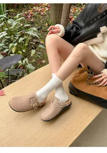 Gemütliche gefütterte Clogs im Detail, bequemes Plüschfutter, lässiger Outdoor-Look.