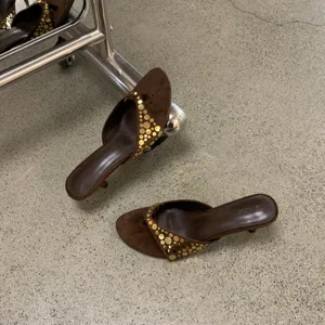 Sandalias de tacón sensato en ante marrón con elegantes detalles de lunares dorados.
