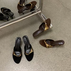 Sandalias de dedo retro de ante con tacón kitten y tachuelas doradas, zapatos elegantes.
