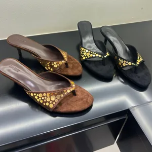 Sandalias de dedo para mujer en ante con elegantes lunares dorados y tacón de aguja bajo y chic.
