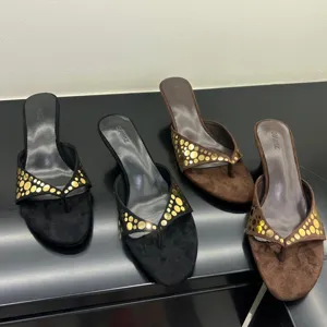 Sandalias de tacón de aguja de ante retro con tachuelas para mujer zapatos de tacón elegante