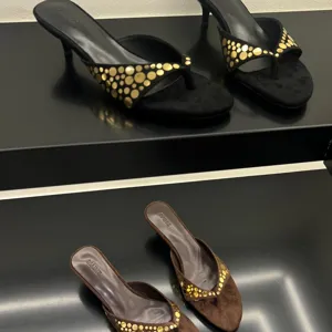 Sandalias de tacón de aguja de ante retro para mujer con detalles de tachuelas doradas.