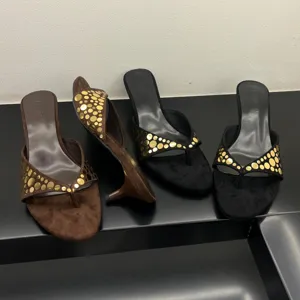 Sandalias de tacón kitten de ante retro con tachuelas doradas, calzado elegante de mujer.