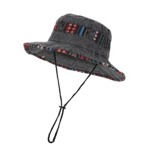 Classico cappello da pescatore in denim lavato con fascia a motivo etnico e sottogola regolabile.