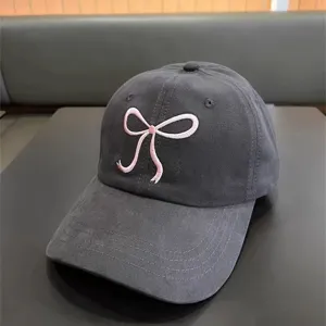 Bellissimo berretto da baseball grigio scuro morbido con fiocco rosa ricamato donna